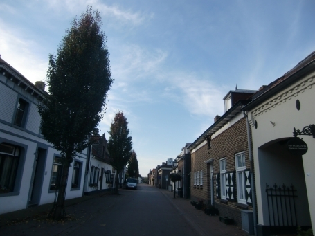 Bergen-Well NL : Blick in die Grotestraat